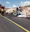 Los Bomberos rescatan a una mujer atrapada en su vehículo tras un accidente