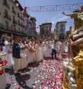 Lluvia de pétalos en la plaza del Torico en una calurosa mañana para celebrar el Corpus Christi