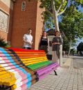 El Ayuntamiento de Teruel instala un nuevo banco LGTBIQ+ en la avenida Ruiz Jarabo, en una zona con videovigilancia