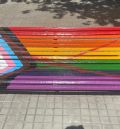 Nuevas pintadas en los bancos pintados con la bandera inclusiva LGTBIQ+
