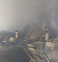 Los Bomberos de la DPT trabajan en la extinción de un incendio en una nave agrícola de Hinojosa de Jarque
