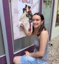 Mara Tena, autora del cartel anunciador: “Para mí la puesta  del pañuelo es el momento que más representa la Vaquilla”