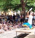 Un público familiar disfruta de las ocurrencias de clown ‘Jano’ en Los Fueros