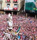 Miguel Ángel Pérez y Segundo Pascual visten al Torico de rojo y la fiesta se desata en la ciudad