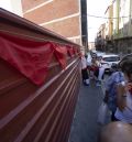 Los vecinos de San Francisco cuelgan pañuelos rojos en el número 21 para que no les olviden