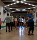 Unos 50 jóvenes sustituyen las pantallas por las artes escénicas y los amigos en Albarracín