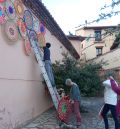 Las ganchilleras de Tramacastilla llenan de colores el verano con propuestas que invitan a soñar