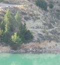 Un turismo se precipita al embalse del Arquillo y sus tres ocupantes salen ilesos