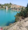 Retiran el vehículo accidentado que cayó hace dos semanas en el embalse del Arquillo