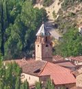 Un agujero en el tejado de la iglesia de Tormón obliga a oficiar la misa fuera del templo