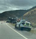 Un camión cargado  de vehículos se sale de  la carretera en Gargallo