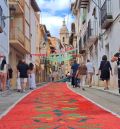 Aguaviva saca su orgullo para completar las alfombras de serrín pese al agua de la víspera