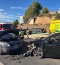 Los Bomberos de la DPT rescatan al conductor de un vehículo tras un accidente en Alcañiz que deja tres heridos leves