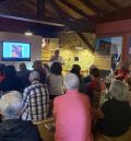 Unas 30 personas asisten en Pozondón a una charla de los  Montes Universales