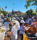 La multitudinaria comida popular volvió a ser el acto estrella en  la 24ª Feria de la Patata de Cella