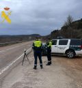 La Guardia Civil investiga a un conductor que, tras sufrir un accidente en el Pobo, abandonó el lugar al carecer de permiso de conducir por pérdida de puntos