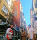 El artista Hugo Casanova decora una fachada en la calle del Tozal con un mural inspirado en el artesonado de la Catedral