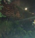 Los Bomberos extinguen un incendio en la ladera de la ronda Ambeles