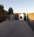 El vuelco de un camión de arcillas corta la pista TE-38 entre Seno y el desvío a Cuevas de Cañart