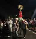 Más de cien devotos desfilan junto a la Virgen del Pilar en la travesía de Libros en su traslado a la iglesia