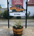 El Pobo se engalana para las fiestas del Pilar con la instalación de nuevos maceteros decorativos