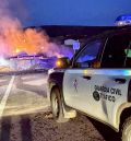 Cortada la N-211 por el incendio de un camión cargado de paja en Pozuel del Campo