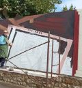 Irene Lario pinta el mural ‘Bocamina’ en la pared  de una finca en Escucha