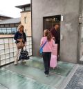 La alcaldesa muestra su malestar por  el mantenimiento de los ascensores