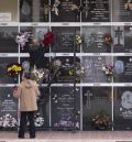 Los turolenses recuerdan  a sus familiares muertos con flores frescas y muchas visitas al camposanto