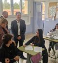 La consejera de Educación visita el colegio Las Viñas de Teruel, uno de los centros donde se concertará segundo de Bachillerato el próximo curso