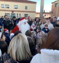 Papá Noel recorre los barrios de Teruel para conocer de cerca a niñas y niños