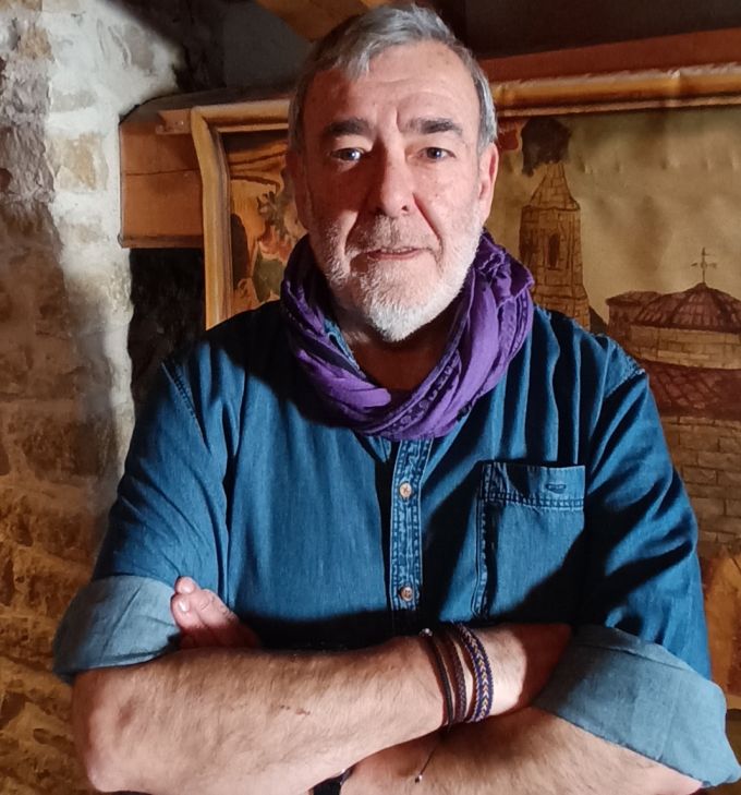 Fernando Maneros, comisario de la exposición 'La Tradición vestida del Maestrazgo': Entre las piezas especiales están las medias de muestras o los zuecos de madera