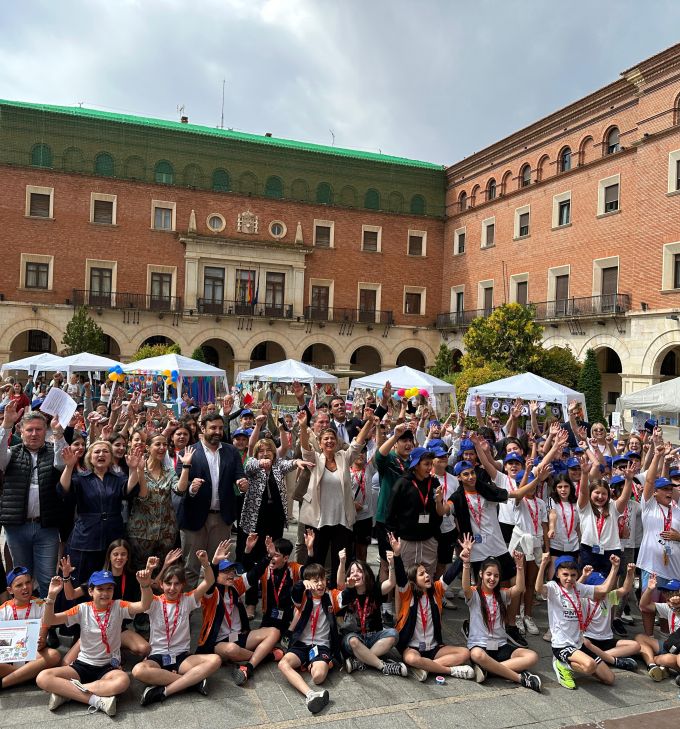 El Mercado de Cooperativas Escolares se instala por primera vez en la plaza San Juan