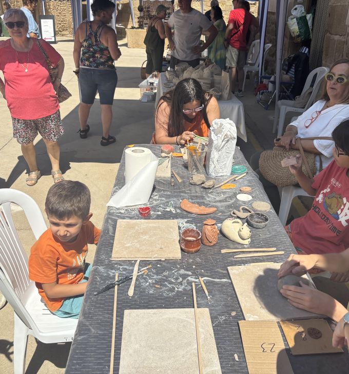 Torre del Compte acogió este sábado la IV Feria de la Cerámica y el Grabado