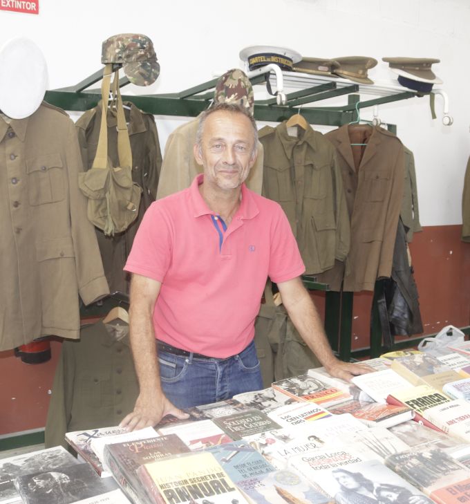 Eduardo Martín, coleccionista y vendedor de objetos vinculados a la Guerra Civil: “Al público más joven le interesan las condecoraciones y a los mayores de 30, los libros”