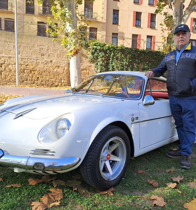 Ángel Martínez 'Pepinero', coleccionista de vehículo clásico: “Con el Alpine, que restauré hace 42 años, he disfrutado y me he dado a conocer por España”