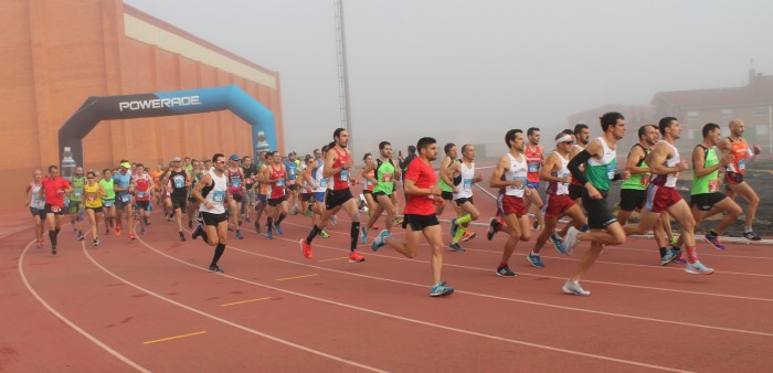 Salida de la carrera desde las pistas de atletismo