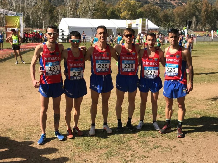 Luis Agustín (d) con el equipo del Hinaco Monzón