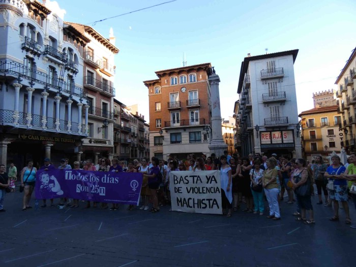 Los turolenses salieron a la calle por la tarde convocados por las organizaciones feministas