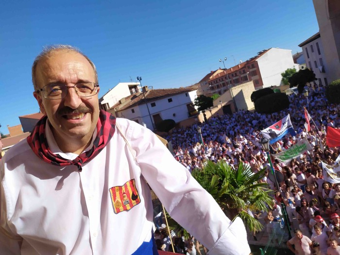 El alcalde de Calamocha, Manolo Rando, desde el balco´n en los minutos previos al chupinazo