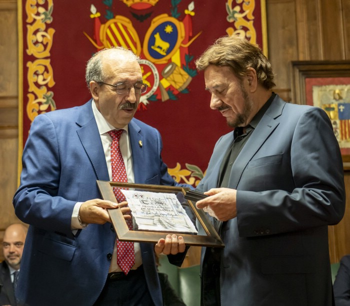 El presidente de la DPT entregó su medalla y diploma a Emilio José