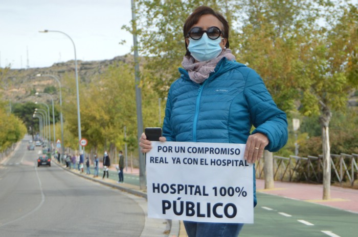 Una participante en la cadena humana de Alcañiz