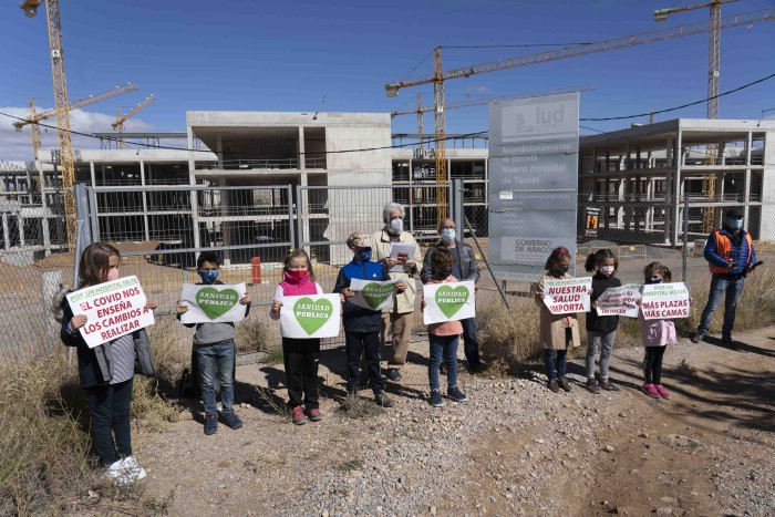 Niños con carteles ante las obras del nuevo hospital de Teruel