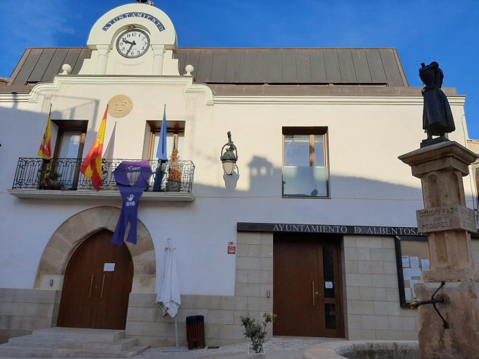 Lazo morado por el 25N en Albentosa