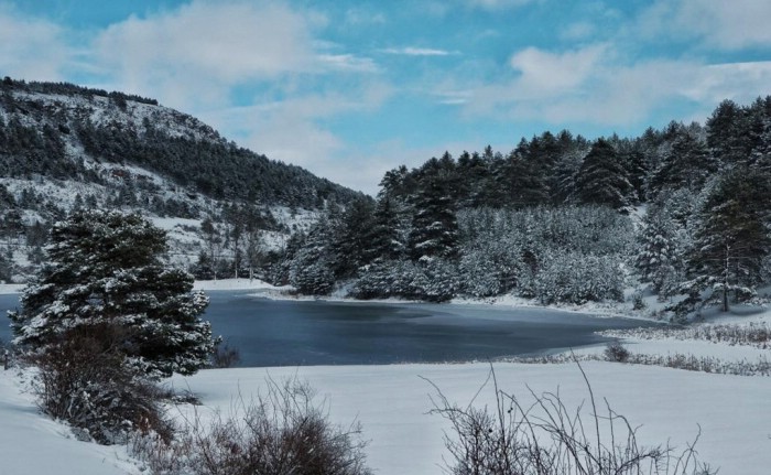 El pantano de La Toba, en Orihuela del Tremedal, se congela siempre que se llega a 6 bajo cero, pero este a?o la capa de hielo era mucho m?s gruesa.  Daniel P?rez