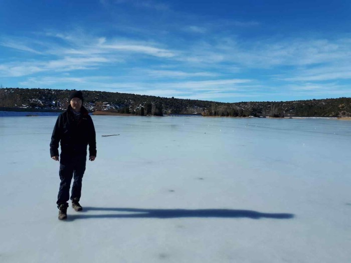 Un hombre, sobre el hielo del embalse de Valbona