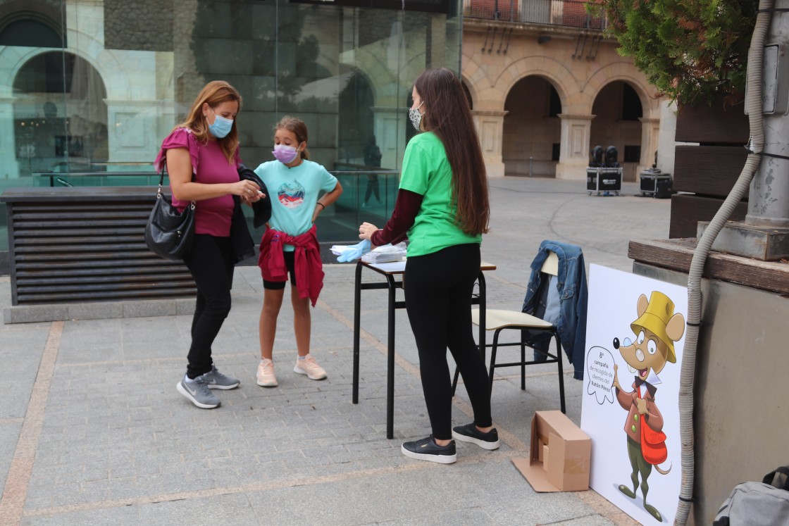 Mónica García recoge dientes de leche en la plaza de San Juan