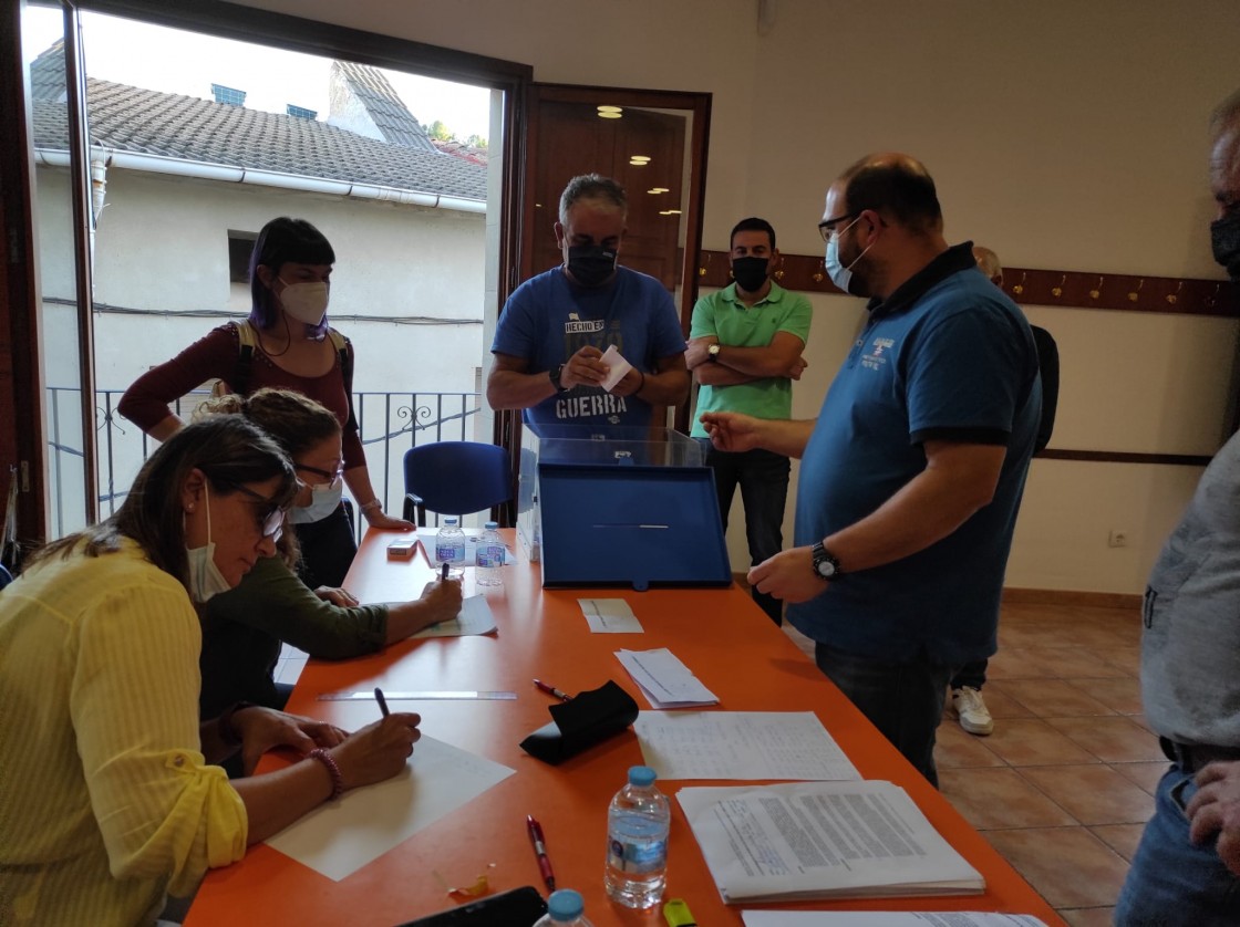 Momento de recuento de votos en Valdeltormo