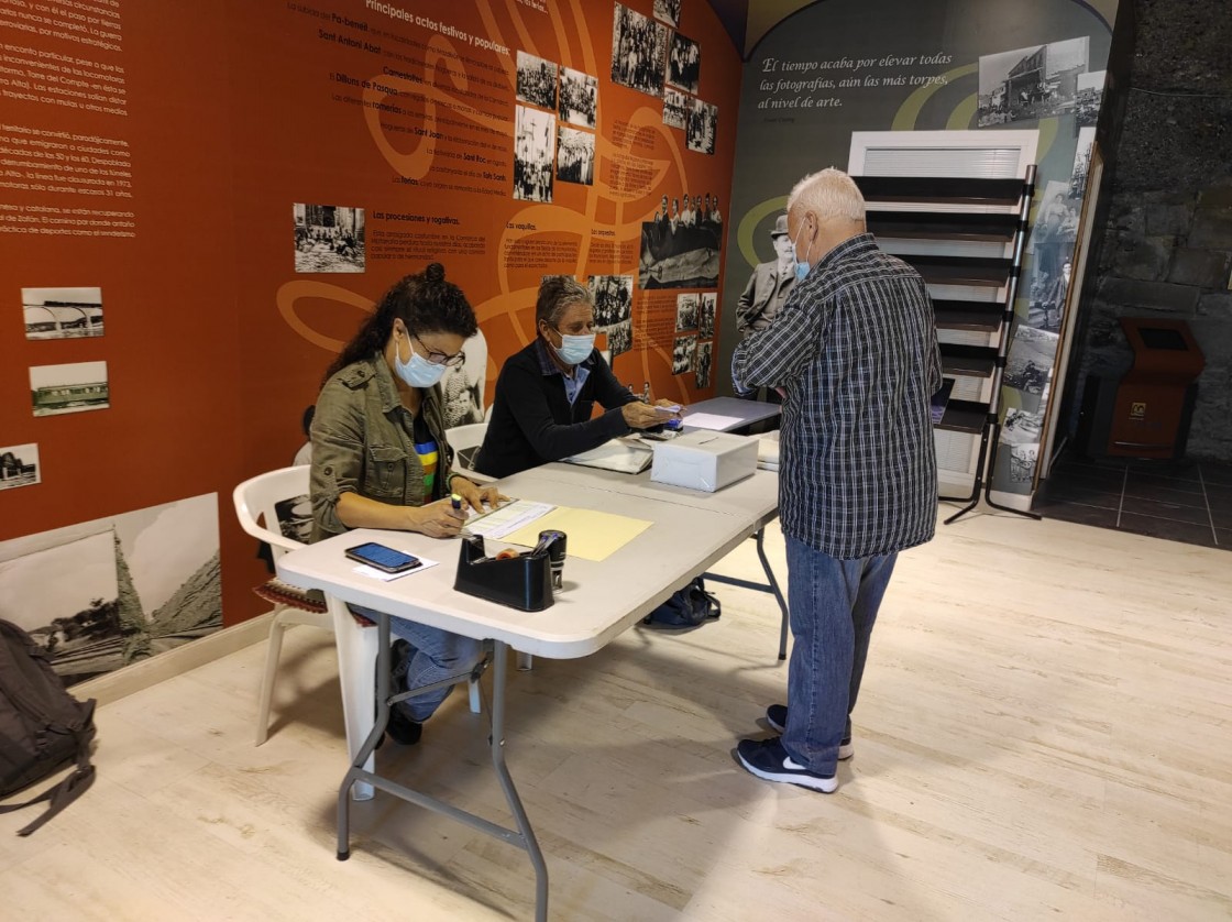 Vecino de Valjunquera votando ayer por la mañana