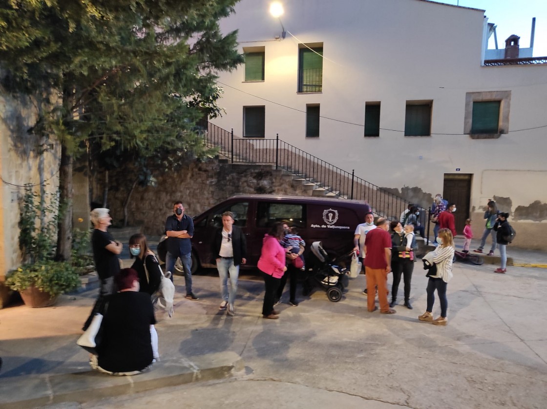 Vecinos de Valjunquera, en la calle, esperando el resultado del recuento